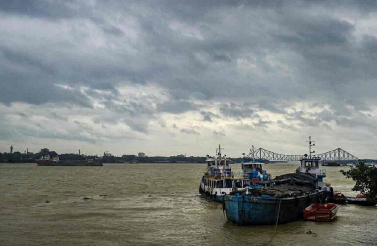 Bengal Weather: पुरुलिया में रेड अलर्ट, झाड़ग्राम में ऑरेंज अलर्ट, जानें कैसा रहेगा कोलकाता का मौसम