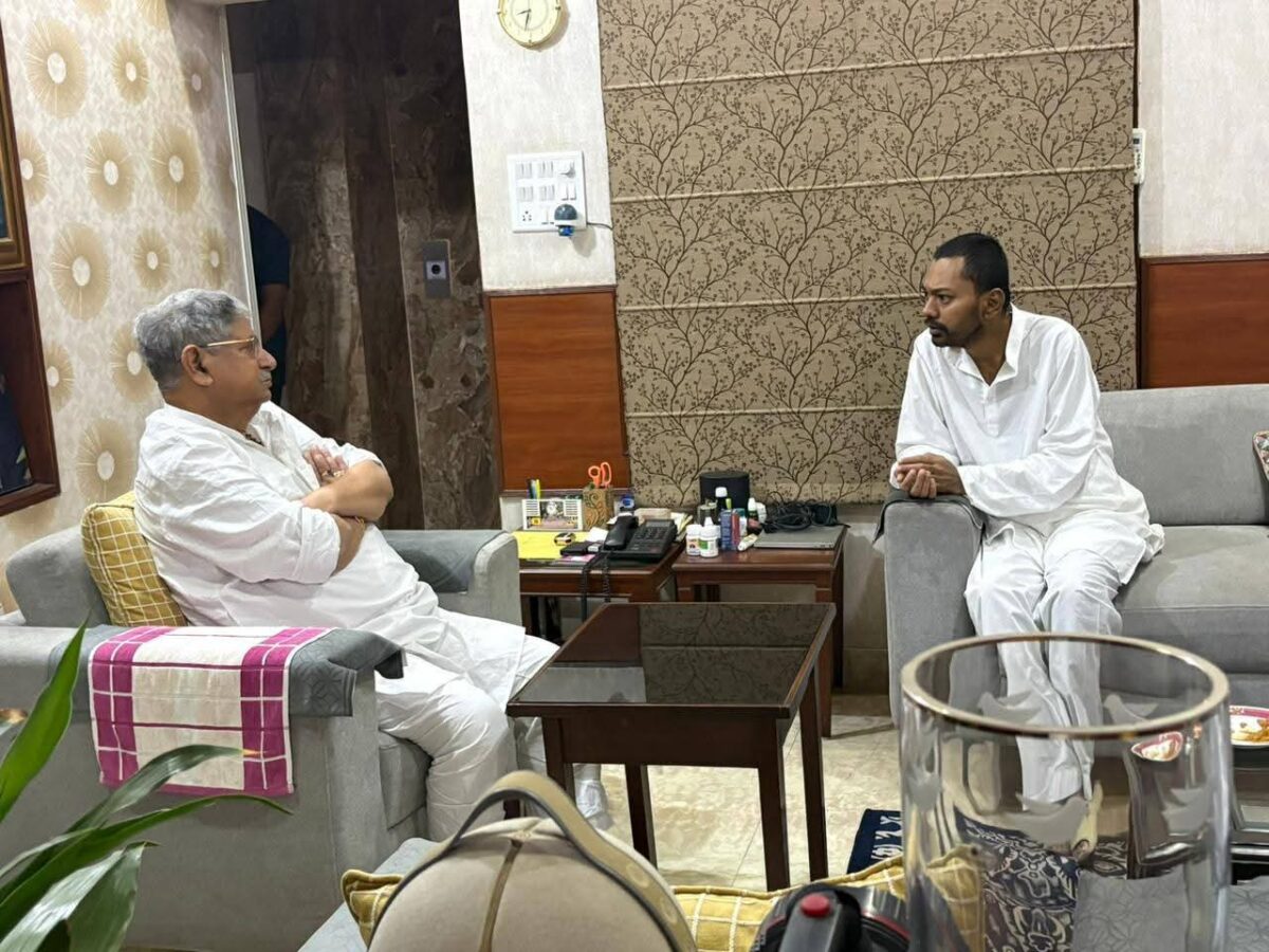 20 साल में पहली बार ईद पर गांधी मैदान से दूर रहे नीतीश कुमार, बेटे निशांत को आगे बढ़ा रही जेडीयू? 1 Nishant With Lalan Singh
