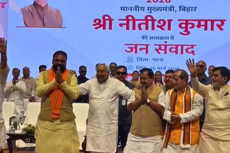समृद्धि यात्रा के आखिरी दिन नीतीश ने सम्राट-नितिन के कंधे पर रखा हाथ, बोले- बिहार बढ़ता रहेगा, BJP ने क्या कहा?