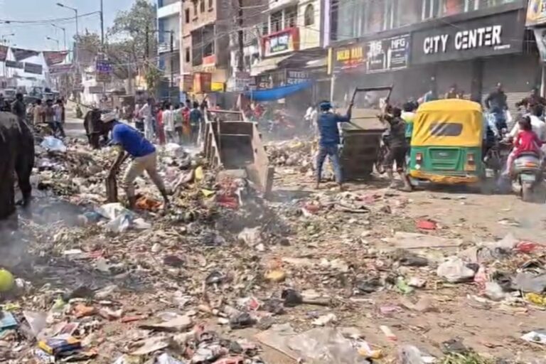 सीवान में होली से ठीक एक दिन पहले आफत, सफाई कर्मियों ने पूरे शहर में फैलाया कचरा