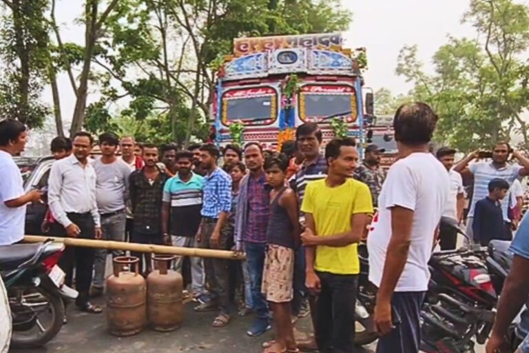 बिहार में सिलेंडर के लिए नेशनल हाईवे जाम, लोगों का आरोप- 7 दिन से नहीं जला चूल्हा, गोदामों में लटके ताले