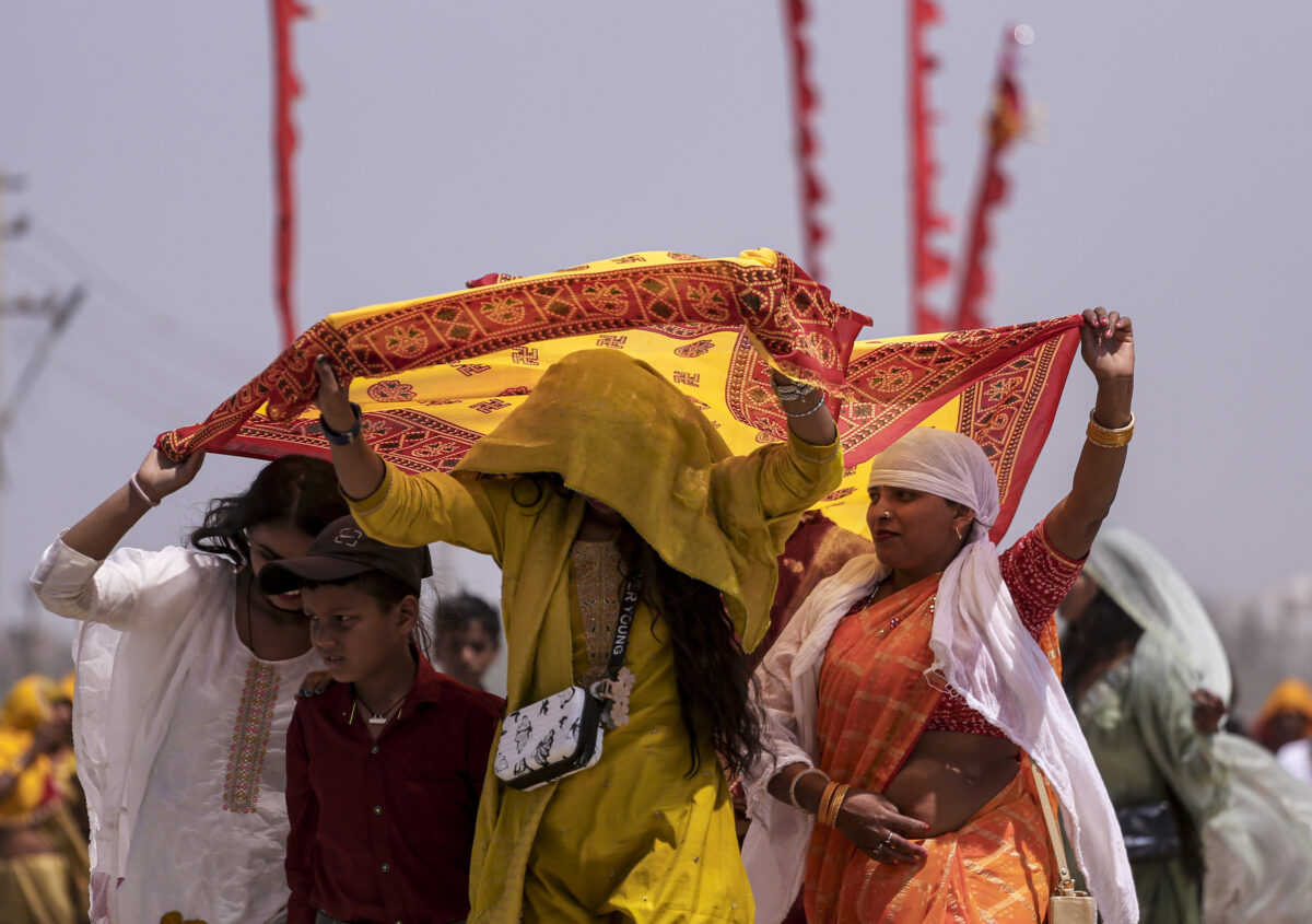 देश में भीषण गर्मी की दस्तक, लू की चपेट में कई राज्य, रात में भी सताएगी गर्मी 1 14041 Pti04 14 2026 000169B 1