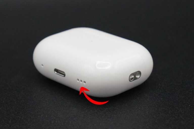 AirPods Pro के चार्जिंग केस के नीचे बने छोटे छेद आखिर किस काम आते हैं?