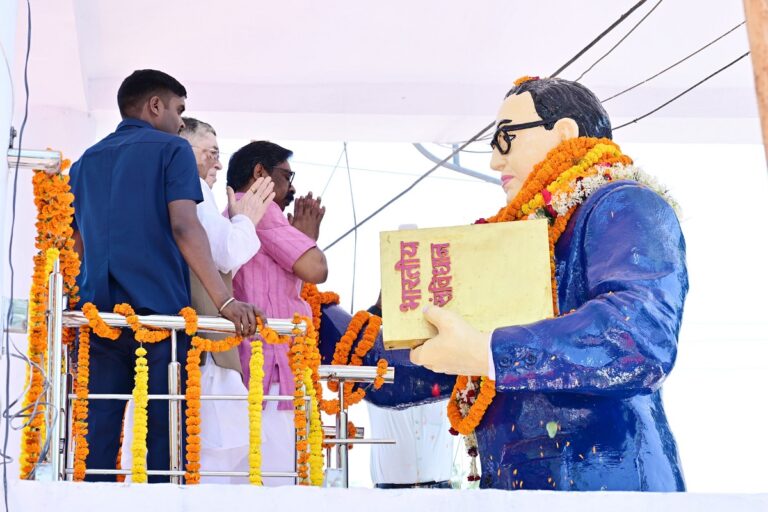 राज्यपाल संतोष गंगवार और मुख्यमंत्री हेमंत सोरेन ने अंबेडकर प्रतिमा पर माल्यार्पण कर दी श्रद्धांजलि, 135वीं जयंती पर कार्यक्रम