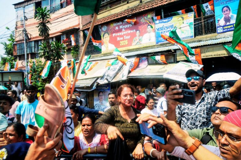 कालीघाट के पास रोड शो के दौरान भाजपा-तृणमूल कार्यकर्ताओं में भिड़ंत, देखें Video