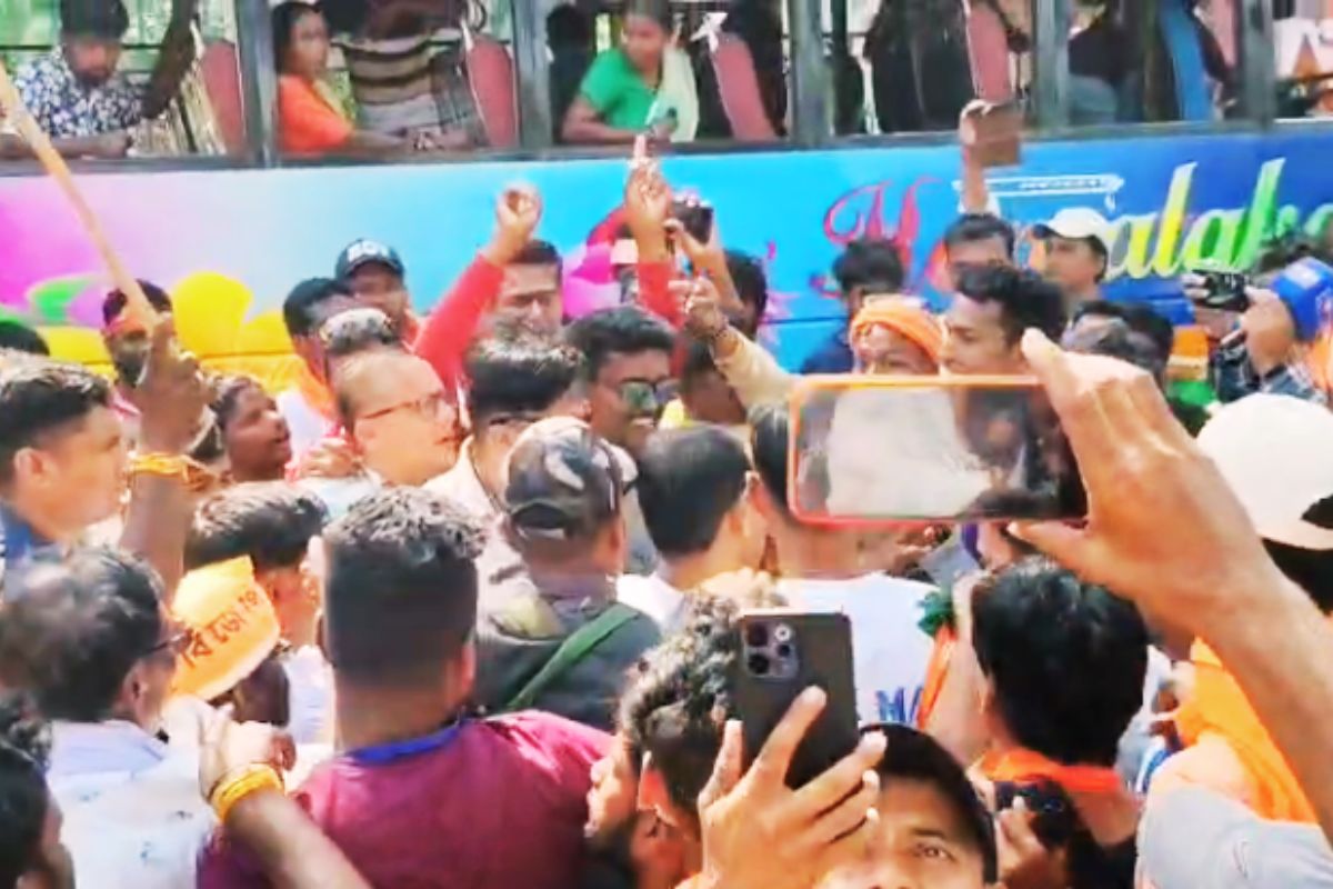 बांकुड़ा में योगी आदित्यनाथ की सभा के बाद बवाल, BJP कार्यकर्ताओं की बस पर पथराव, रोड जाम कर जोरदार प्रदर्शन बांकुड़ा में योगी आदित्यनाथ की सभा के बाद बवाल, BJP कार्यकर्ताओं की बस पर पथराव, रोड जाम कर जोरदार प्रदर्शन