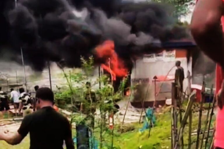 Video: बंगाल के हिंगलगंज के BSF कैंप में आग, ड्यूटी पर तैनात एक जवान की मौत