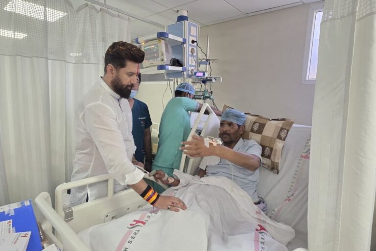 सांस लेने में दिक्कत के बाद अस्पताल में भर्ती हुए पारस, मिलने पहुंचे चिराग पासवान