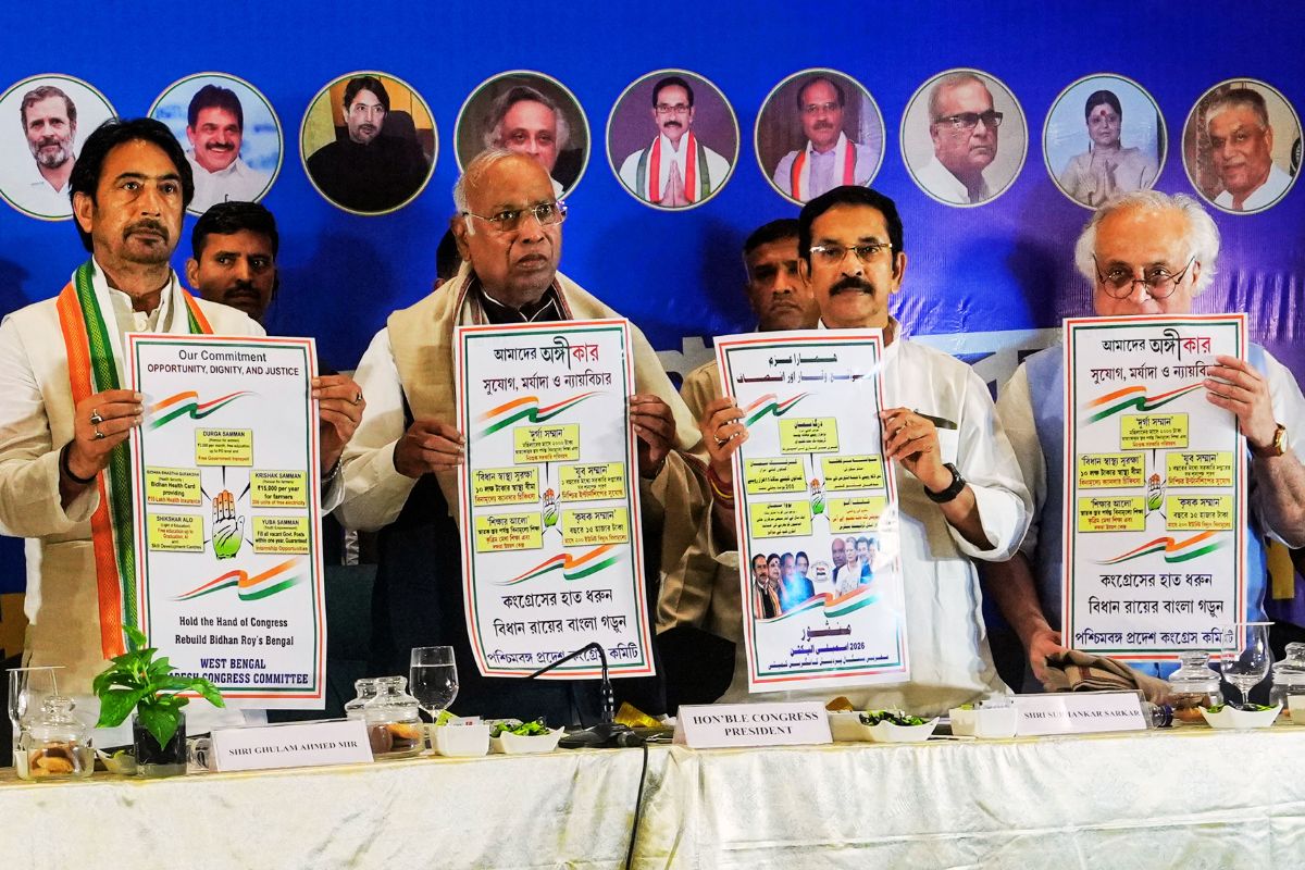 बंगाल के लिए कांग्रेस की 5 गारंटी, किसानों को 15000, महिलाओं को हर माह 2000 रुपए, 200 यूनिट मुफ्त बिजली 1 Congress Manifesto West Bengal Election 2026 Mallikarjun Kharge Ga Mir Jairam Ramesh Subhankar Sarkar
