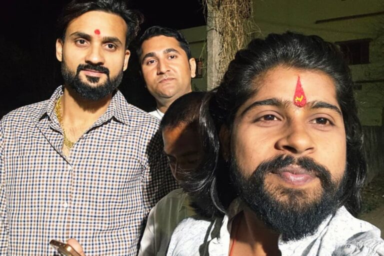 गढ़वा पहुंचा टीम इंडिया का ‘स्पीड स्टार’ आकाशदीप: सेल्फी के लिए मची ऐसी होड़ कि बुलानी पड़ी पुलिस