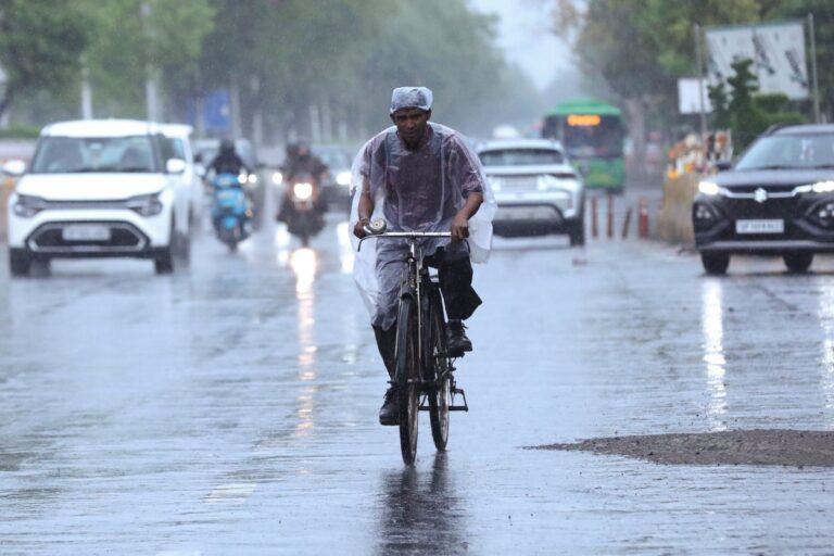 दिल्ली में आंधी तूफान के साथ बारिश, IMD ने बताया आज कैसा रहेगा मौसम