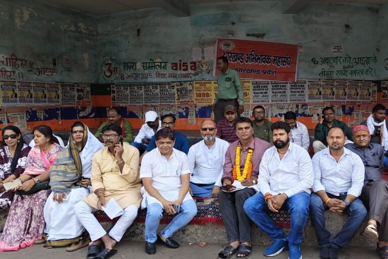 धनबाद में अभिभावकों का प्रदर्शन, अवैध फीस वसूली के खिलाफ रणधीर वर्मा चौक पर धरना