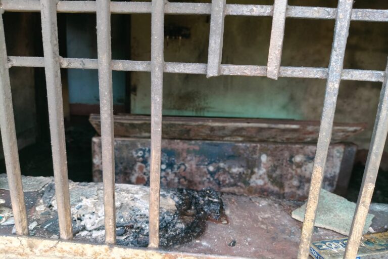 गिरिडीह में चोरों ने पहले की चोरी, फिर घर में लगा दी आग! 5 लाख से अधिक की संपत्ति खाक