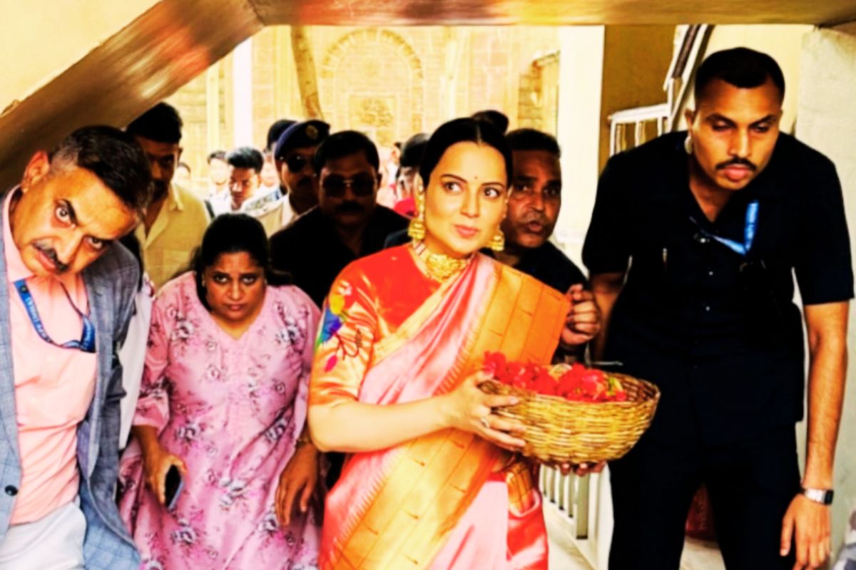 मां काली के दरबार में बॉलीवुड ‘क्वीन’ कंगना रनौत, बंगाल और देशवासियों की सुख-शांति का मांगा आशीर्वाद मां काली के दरबार में बॉलीवुड ‘क्वीन’ कंगना रनौत, बंगाल और देशवासियों की सुख-शांति का मांगा आशीर्वाद