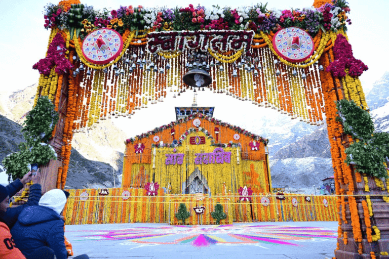 केदारनाथ के कपाट खुले, पीएम मोदी के नाम से हुई पहली पूजा