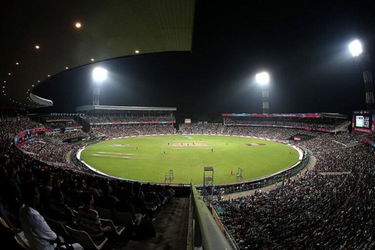 RCB vs CSK: चिन्नास्वामी में बल्लेबाजों का तूफान या ओस करेगी कमाल? जानें मौसम का हाल