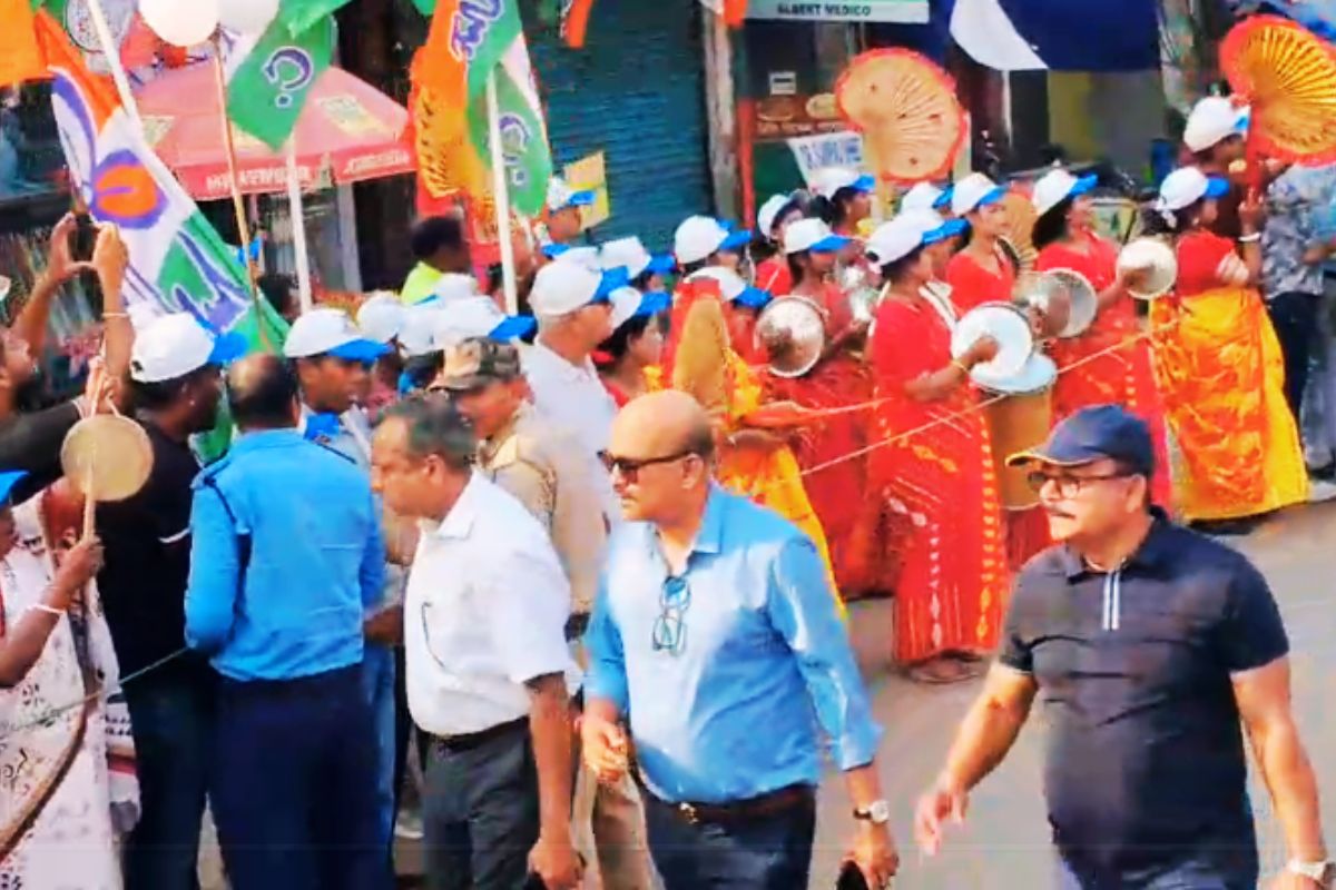 ममता बनर्जी के 2.5 किमी के रोड शो में उमड़ा जनसैलाब, दुर्गापुर में गूंजा ‘जय बांग्ला’ 4 Mamata Banerjee Durgapur Mega Road Show West Bengal Election 2026 News Today