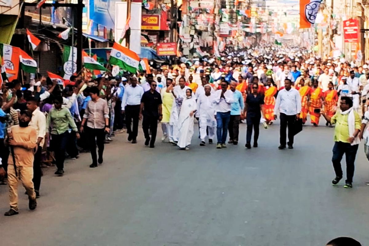 ममता बनर्जी के 2.5 किमी के रोड शो में उमड़ा जनसैलाब, दुर्गापुर में गूंजा ‘जय बांग्ला’ 1 Mamata Banerjee Durgapur Mega Road Show West Bengal Election 2026 News