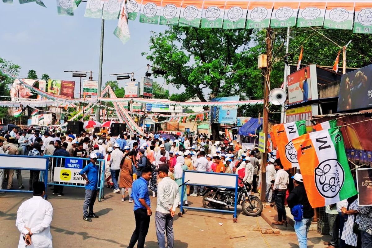 ममता बनर्जी के 2.5 किमी के रोड शो में उमड़ा जनसैलाब, दुर्गापुर में गूंजा ‘जय बांग्ला’ 3 Mamata Banerjee Durgapur Mega Road Show West Bengal Election 2026