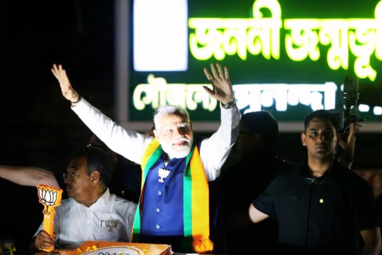 कोलकाता की सड़कों पर मोदी मैजिक, 2 किमी लंबे रोड शो में उमड़ा जनसैलाब, शोभा बाजार में गूंजा जय श्रीराम, देखें Photos