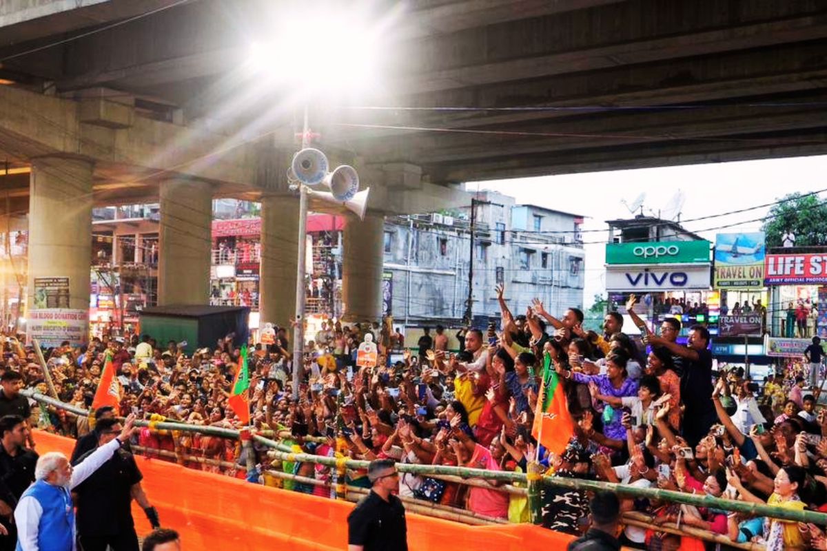 PHOTOS: सिलीगुड़ी में आधी रात को ‘मोदी-मोदी’ की गूंज, रोड शो में बदली पीएम की यात्रा, हुई फूलों की बारिश PHOTOS: सिलीगुड़ी में आधी रात को ‘मोदी-मोदी’ की गूंज, रोड शो में बदली पीएम की यात्रा, हुई फूलों की बारिश