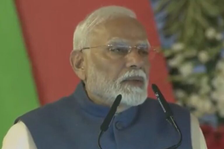 वाराणसी : महिला सम्मेलन में बोले पीएम मोदी महिलाओं को शासन में भागीदार बनाने के लिए 33% आरक्षण जरूरी