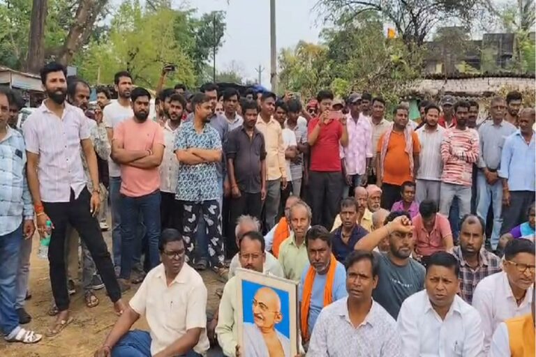 पतरातू के पीटीपीएस में आवास खाली कराने पर बढ़ा तनाव, कॉलोनी वासी विरोध में डटे
