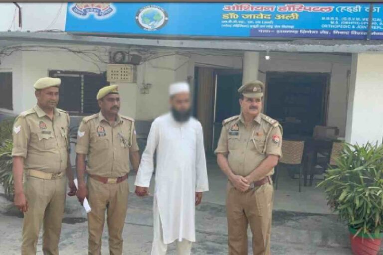 बिजी सड़क पर नमाज पढ़ना पड़ा भारी, यूपी में युवक गिरफ्तार
