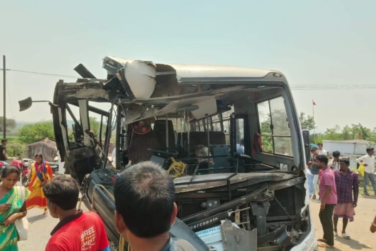 सरायकेला में भीषण सड़क हादसा: बेकाबू ट्रक ने बाइक को रौंदने के बाद बस को मारी टक्कर, आधा दर्जन घायल