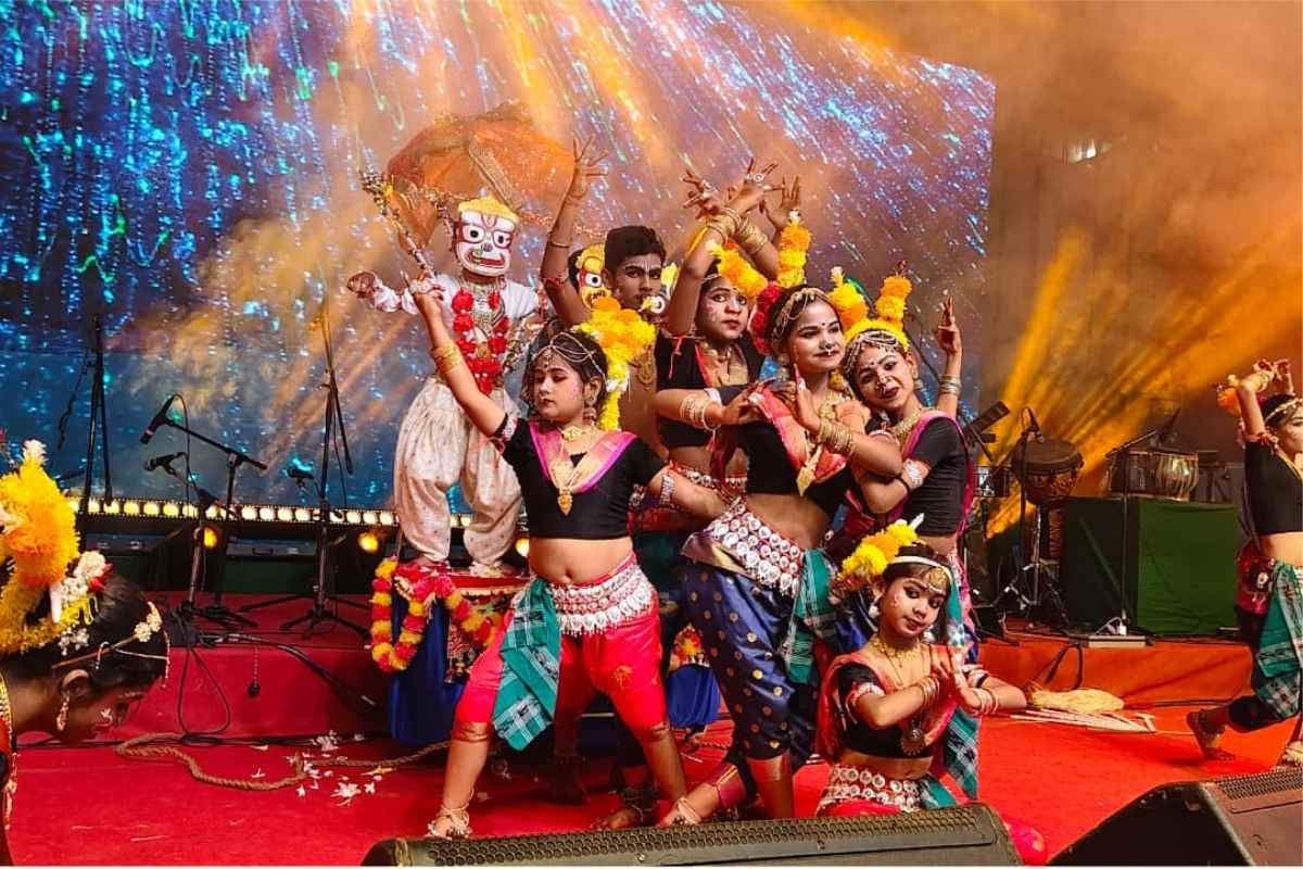 सरायकेला में चैत्र पर्व सह छऊ महोत्सव के दूसरे दिन भी दिखा लोक कलाओं का भव्य संगम 2 Saraikela News 4 2