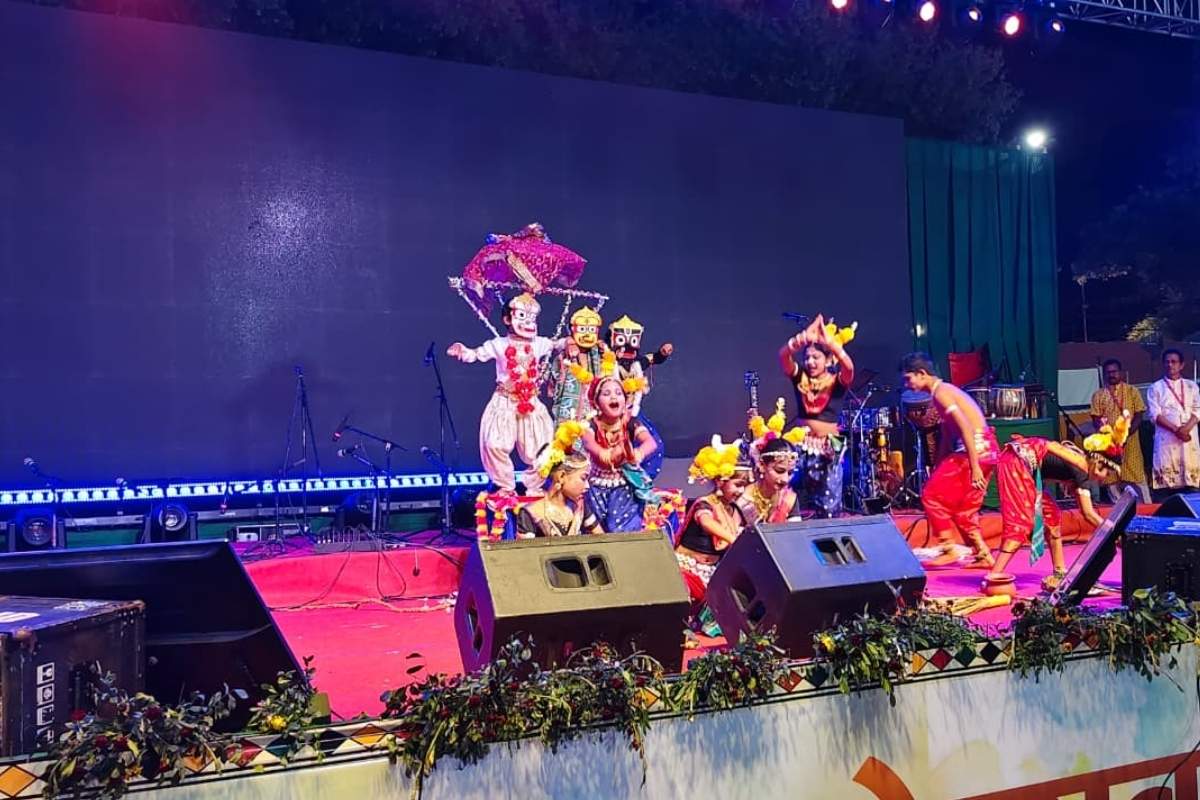 सरायकेला में चैत्र पर्व सह छऊ महोत्सव के दूसरे दिन भी दिखा लोक कलाओं का भव्य संगम 3 Saraikela News 5 1