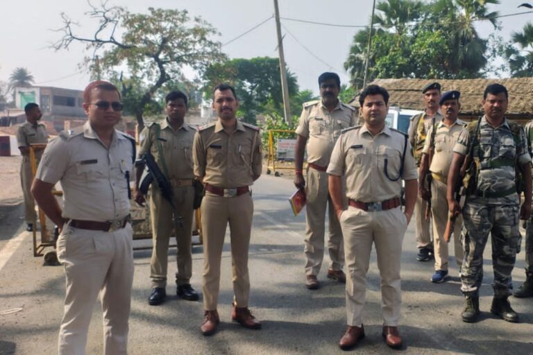 बंगाल चुनाव को लेकर साहिबगंज में ‘हाई अलर्ट’: बॉर्डर पर पुलिस का कड़ा पहरा, चप्पे-चप्पे पर चेकिंग
