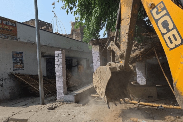 सीएम सम्राट की सख्ती का असर, आरा में गरजा प्रशासन का बुलडोजर, हटाए गए अवैध कब्जे
