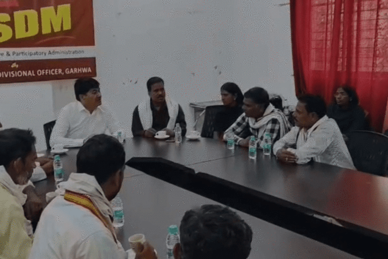 ‘कॉफी विद एसडीएम’: गढ़वा में अपनों को खोने वाले परिवारों के साथ प्रशासन ने साझा किया दुख