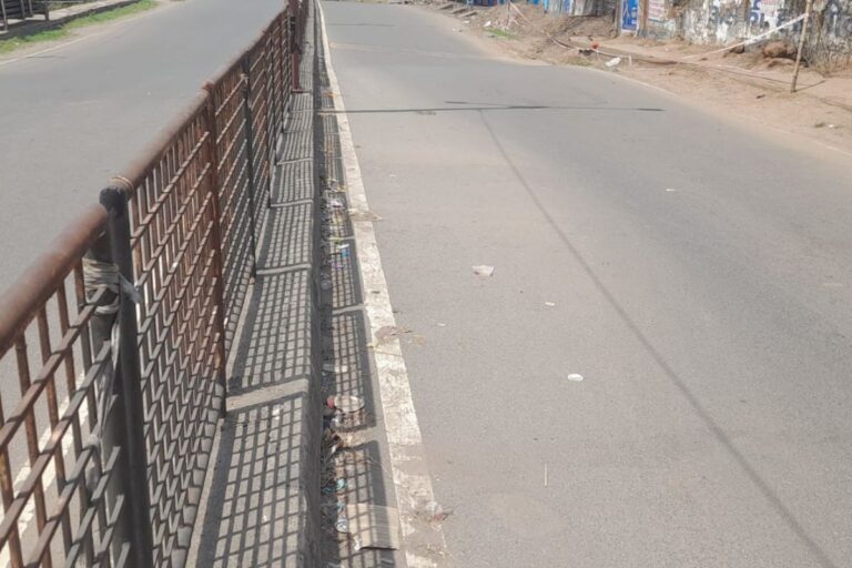 धनबाद में केंदुआ मुुख्य मार्ग पर धंसी सड़क,  प्रशासन ने रोड ब्लॉक किया