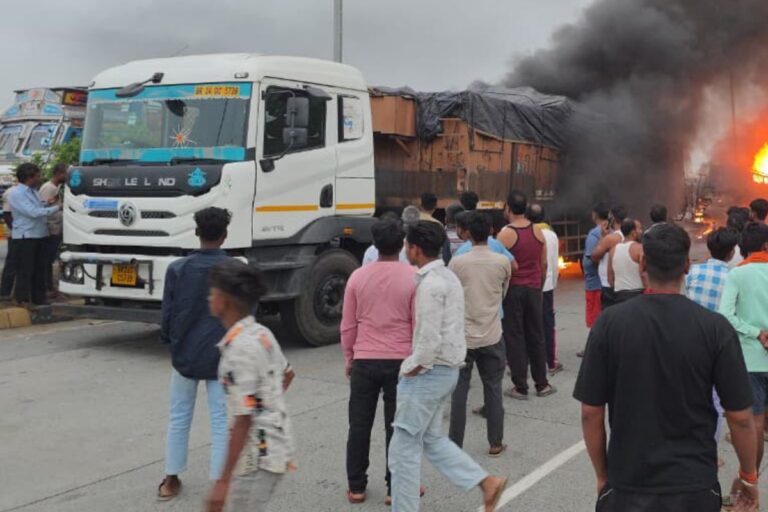 गिरिडीह में सड़क हादसा, तीन ट्रकों की टक्कर के बाद लगी आग, दो जलकर खाक 