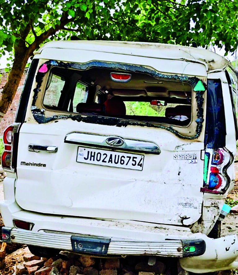 बेकाबू हाइवा का कहर, तीन वाहनों को मारी टक्कर, स्कॉर्पियो चालक की मौत