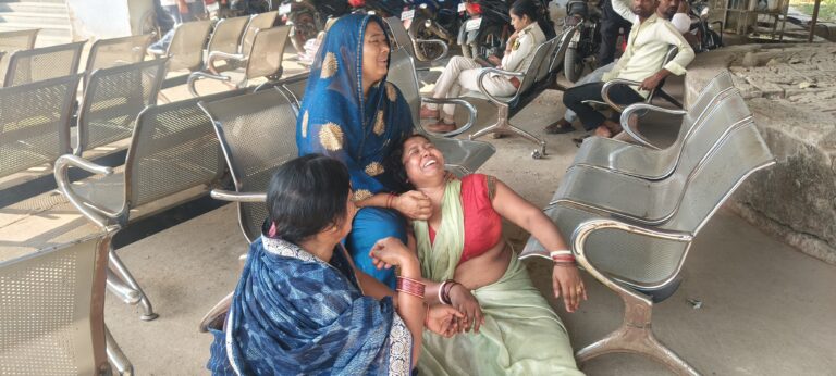 बहन और खुद की शादी का कार्ड बांटकर लौट रहे इकलौते बेटे की सड़क हादसे में मौत