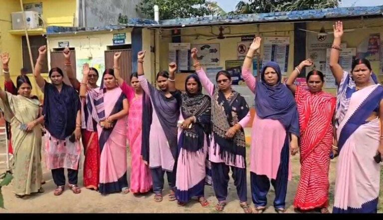 आठ महीने से वेतन बकाया को लेकर सीएससी टू की आशा ने किया विरोध प्रदर्शन