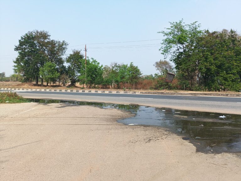 सड़क पर गंदा पानी के बहाव से लोगों की बढ़ी परेशानी