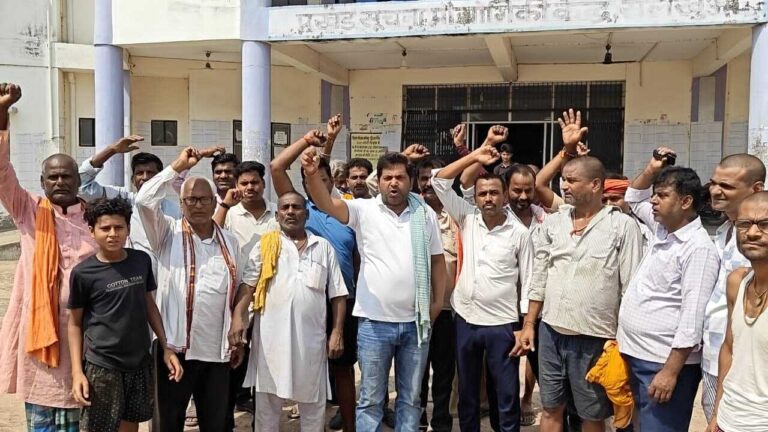 आंधी-तूफान से हुई क्षति पर किसानों व मजदूरों का प्रदर्शन, मुआवजे की मांग