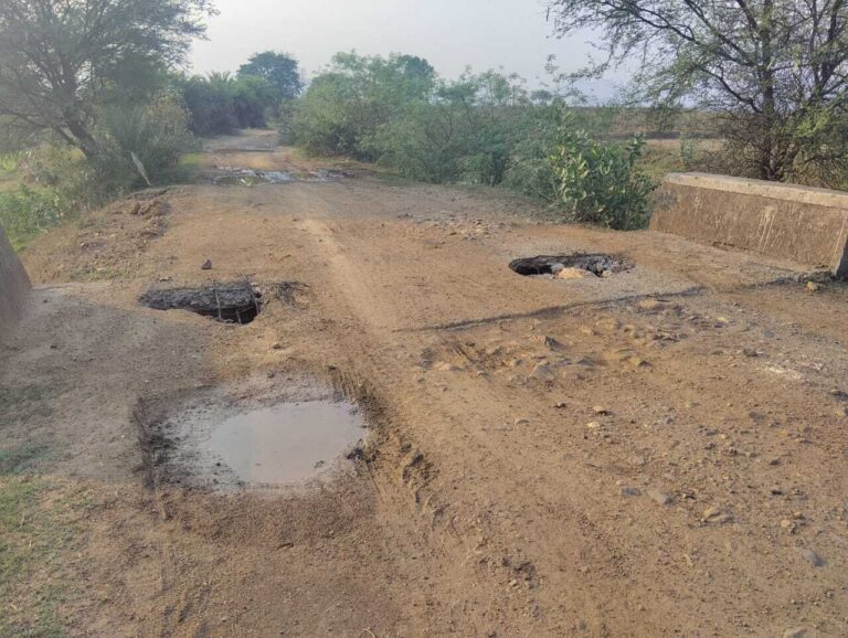 Chaibasa News : सिमिदीरी पंचायत की सड़कें बदहाल, रिश्तेदारों ने गांव आना छोड़ा