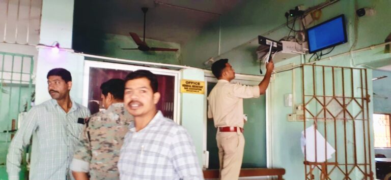 East Singhbhum News : घाटशिला बार एसो कार्यालय का ताला खोलकर ~2.25 लाख की संपत्ति चोरी