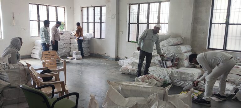 प्राथमिक व मध्य विद्यालयों में नये सत्र की पढ़ाई के लिए दी गयीं पुस्तकें