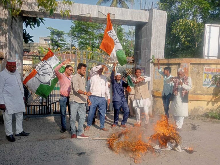 कांग्रेस कार्यकर्ताओं ने पीएम मोदी का जलाया पुतला
