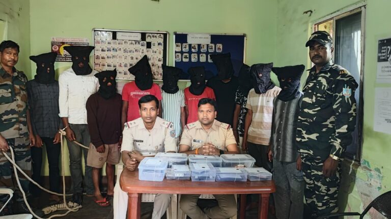 Deoghar News : सरकारी योजनाओं का लाभ दिलाने के नाम पर ठगी करने वाले 10 आरोपित गिरफ्तार