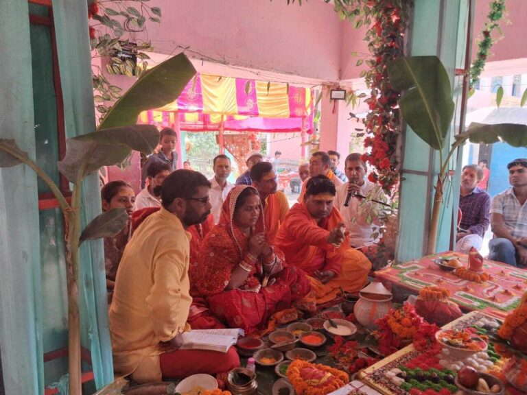 वैदिक मंत्रो उच्चारण व अनुष्ठान से दो दिवसीय हरिनाम संकीर्तन का शुभारंभ