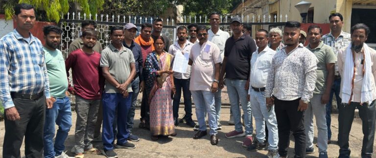 स्कूल बस के लिए अभिभावकों ने प्रबंधन को सौंपा ज्ञापन