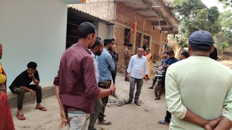 Giridih News :सहायक अभियंता ने की चुंगलो-नावाडीह सड़क की जांच