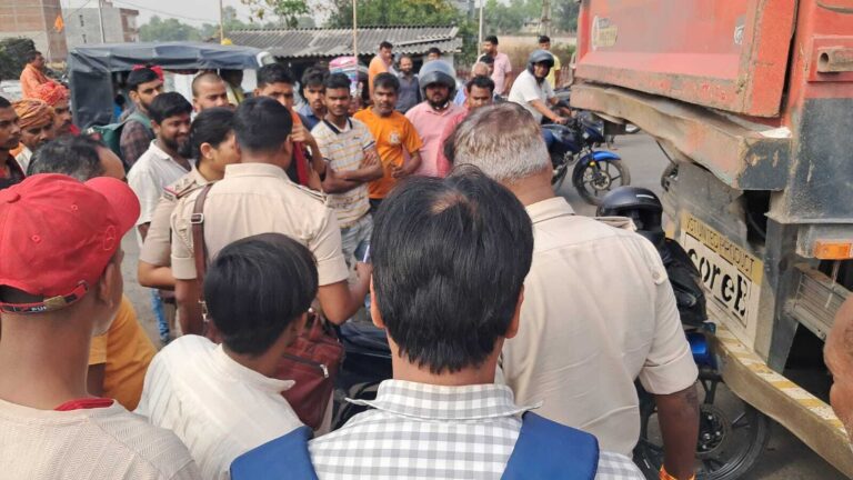 फोरलेन पर खड़े ट्रक में बाइक ने मारी टक्कर, युवक की मौत, बहन गंभीर